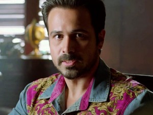 Raja Natwarlal Review – He Isn’t Fooling Anyone