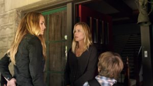 Lights Out Film Review – A Middling Horror Flick