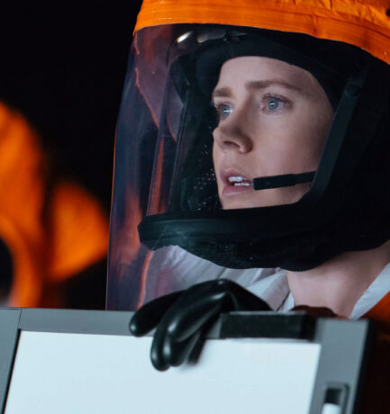 Arrival Film Review – Amy Adams Shines in an Humanesque Science Fiction Film